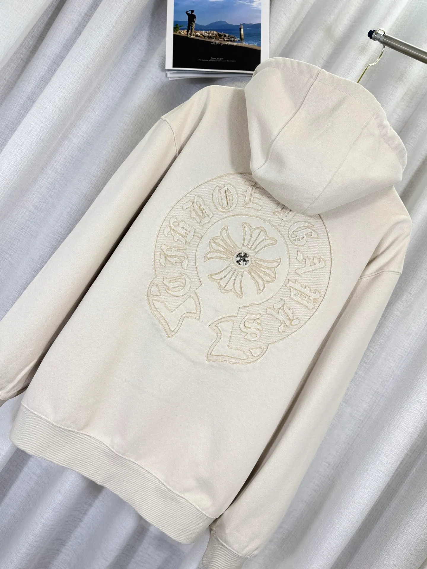 P350 top version, real shot without P, ​​different from market currency) 𝗖𝗵𝗿𝗼𝗺𝗲 𝗛𝗲𝗮𝗿𝘁𝘀/Cro Heart 2025 Washed Burnt Patches Embroidered Autumn and Winter New Original Counter American Laser Burnt 3D Couple Casual Cardigan Sweatshirt 👑The highest version! Customized fabric 480g tripe terry fabric! American acid-washed and distressed original fabric, laser burning + patch embroidery, exquisite embroidery of letters! The best-selling model in the counter, very comfortable to wear. Accessories: original molded and authenticated collar label➕100% silk wash label. Genuine purchase-grade original hangtag➕matching hanging rope➕3D hanging beads➕original packaging bag. Craftsmanship: The original version has consistent wiring! The highest version of the armhole matching technique! Color: Beige Black Size: S M L XL Style No.: 25-320